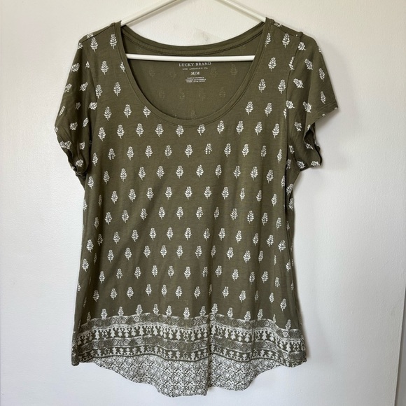 🎉4/30$🎉 Lucky Brand Olive Print T-Shirt Medium - Picture 1 of 5
